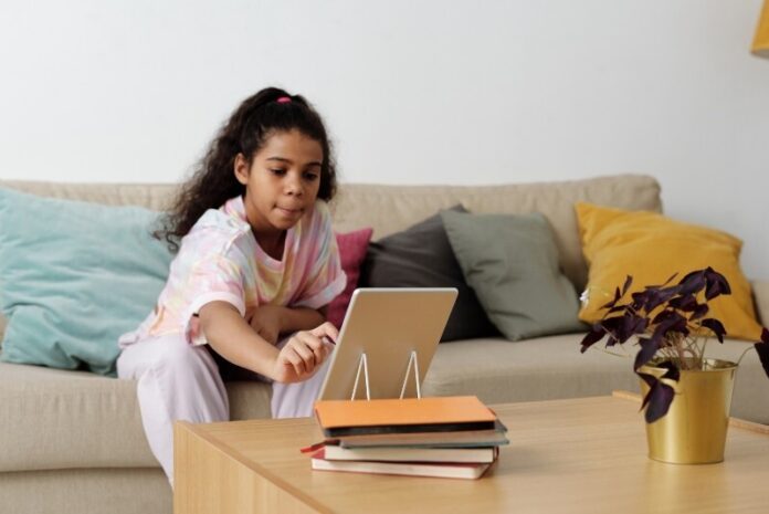 kid-on-tablet