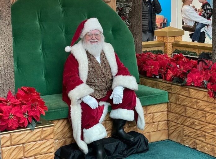 Santa-at-CoolSprings-2-e1669928189195 photo by Donna Vissman