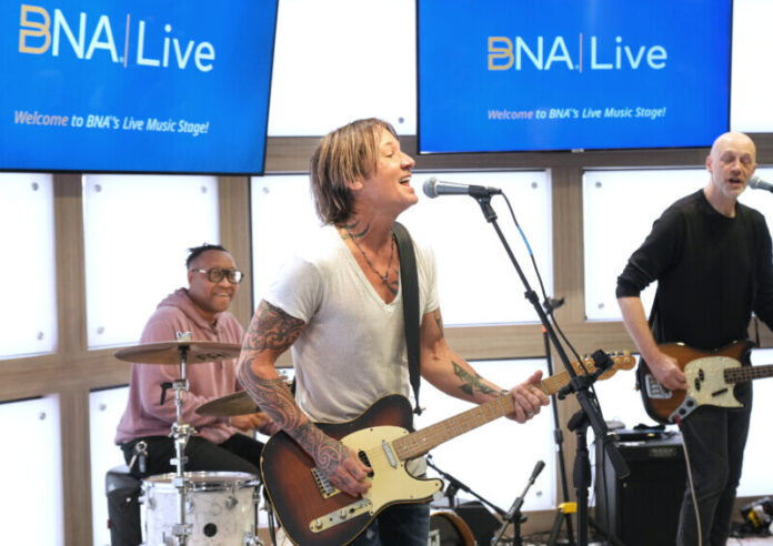 Keith-Urban-@-BNA-05