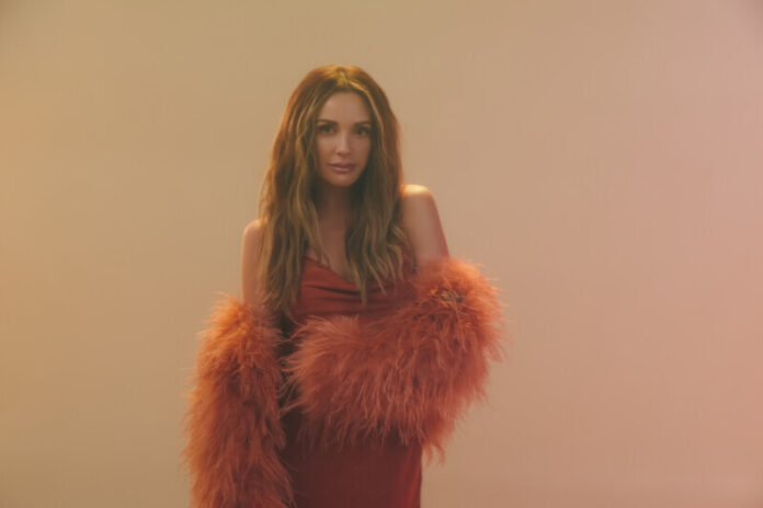 CarlyPearce_hummingbird-press-photo-credit-Allister-Ann-BMLGowns-1