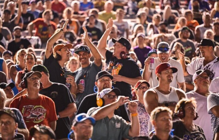 Super-Speedway-Photo-Cheering