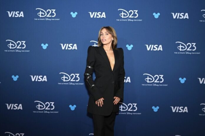 Miley-Cyrus-at-Disney-Legends